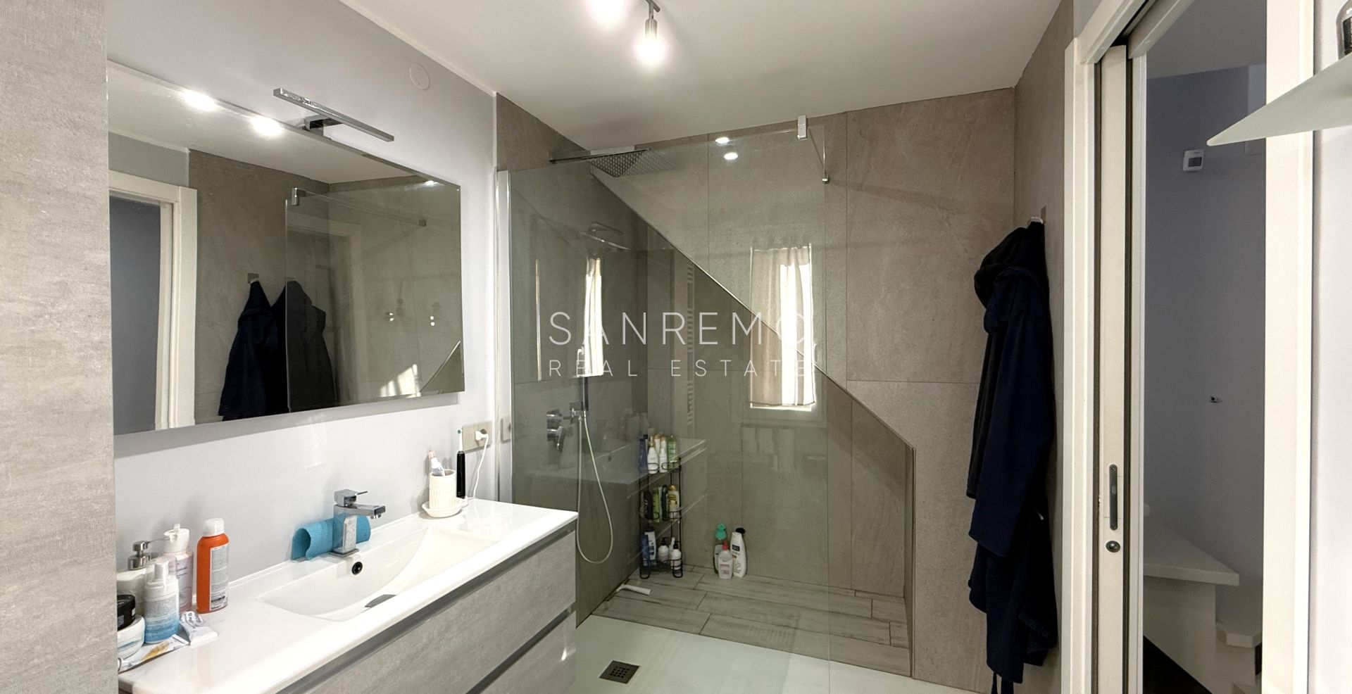 Appartement sur deux niveaux dans un complexe résidentiel avec piscine