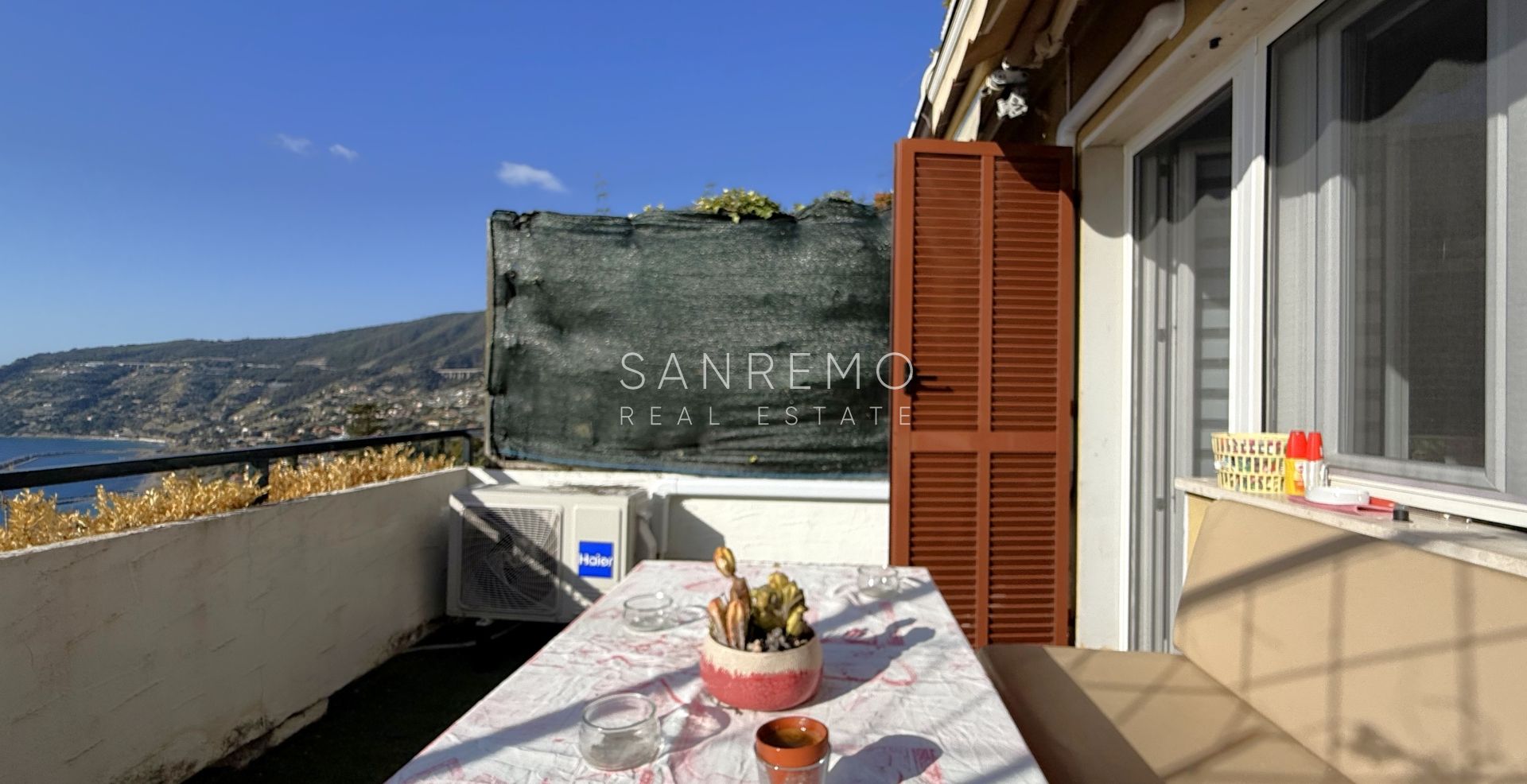 Appartement sur deux niveaux dans un complexe résidentiel avec piscine