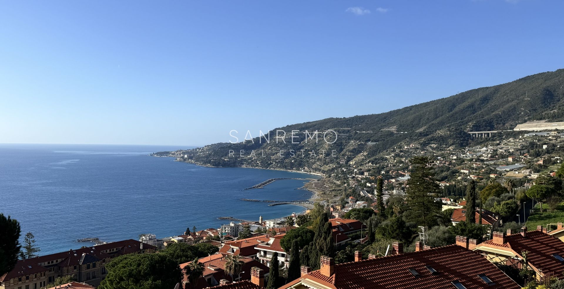 Appartement sur deux niveaux dans un complexe résidentiel avec piscine