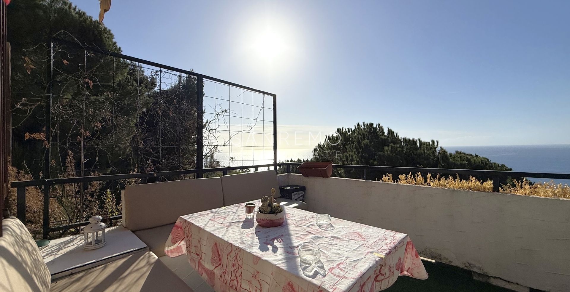 Appartement sur deux niveaux dans un complexe résidentiel avec piscine