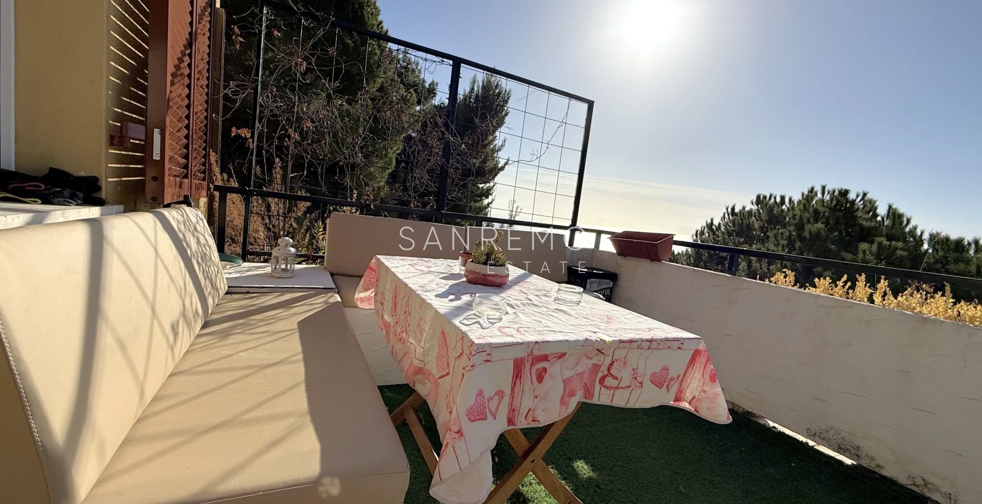 Appartement sur deux niveaux dans un complexe résidentiel avec piscine