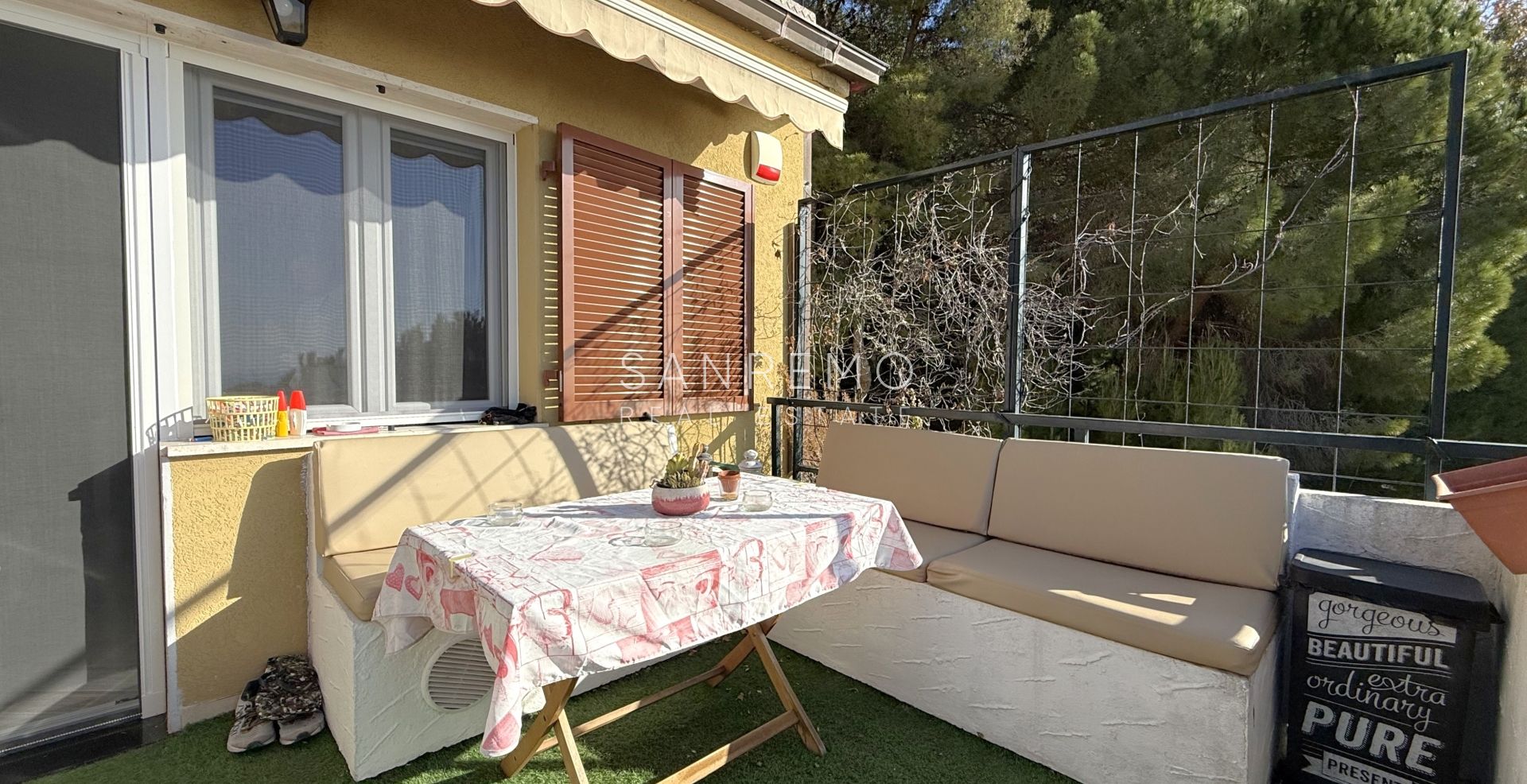 Appartement sur deux niveaux dans un complexe résidentiel avec piscine