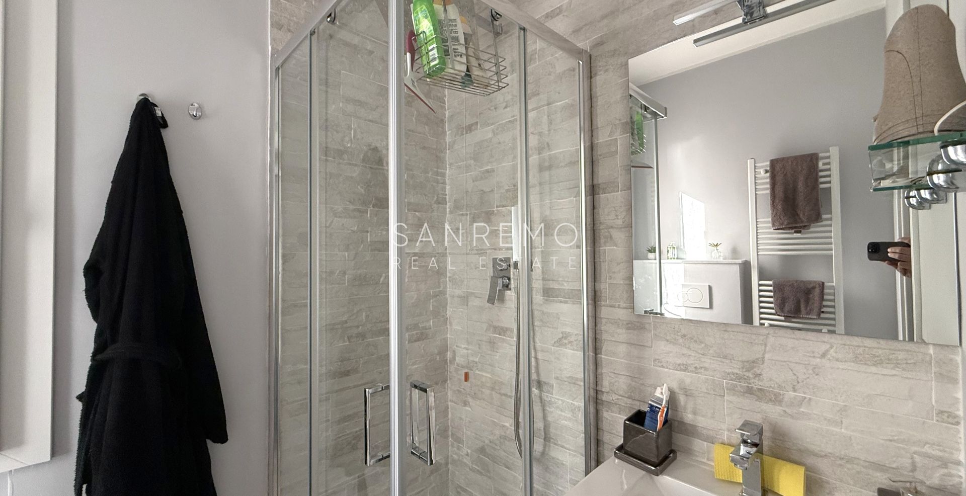 Appartement sur deux niveaux dans un complexe résidentiel avec piscine