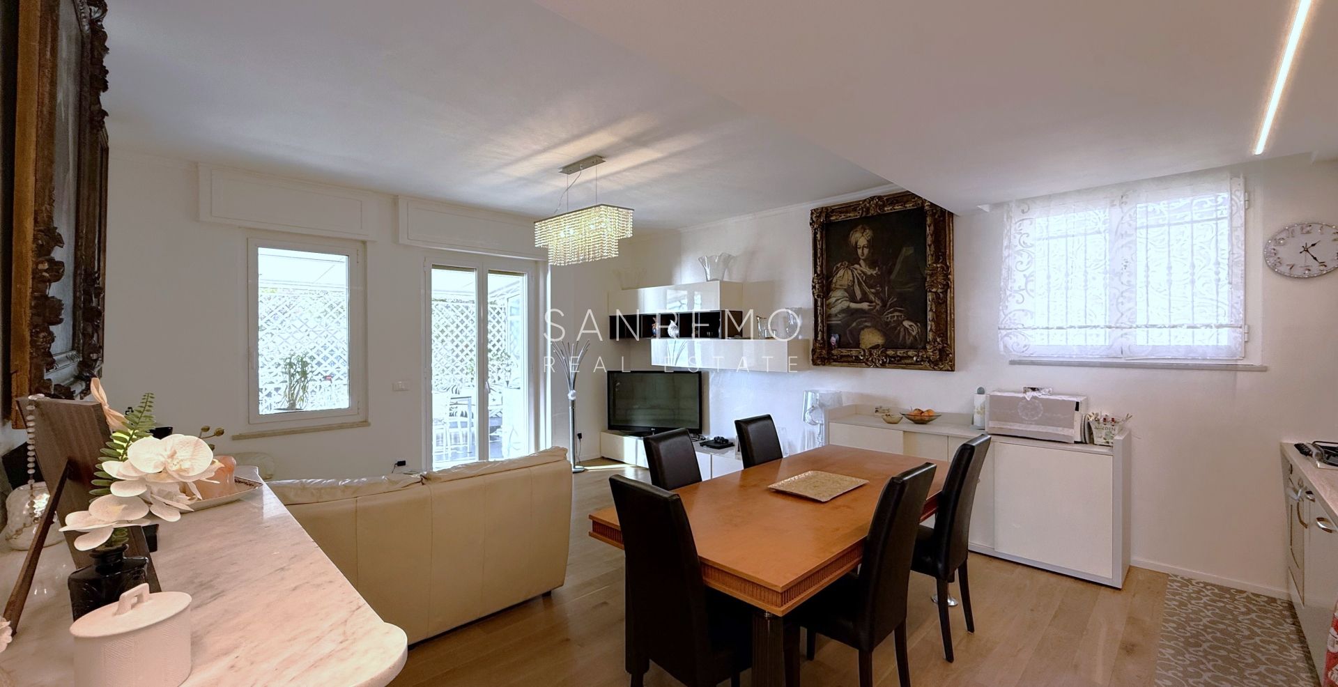 Attique avec une magnifique vue sur la mer, situé dans l’un des quartiers les plus prisés de la Riviera