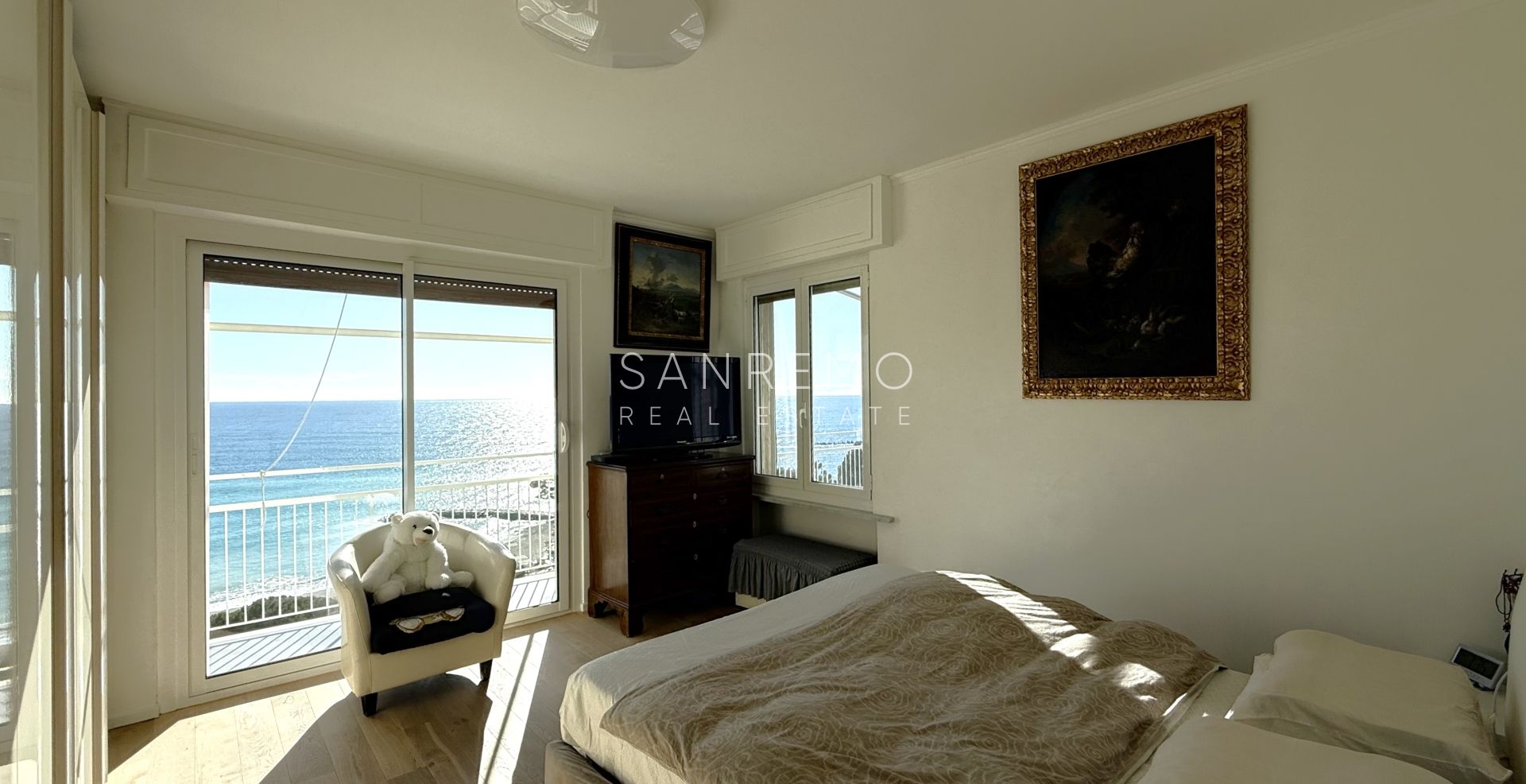 Attique avec une magnifique vue sur la mer, situé dans l’un des quartiers les plus prisés de la Riviera