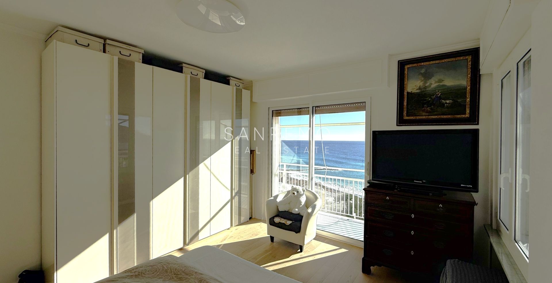 Attique avec une magnifique vue sur la mer, situé dans l’un des quartiers les plus prisés de la Riviera