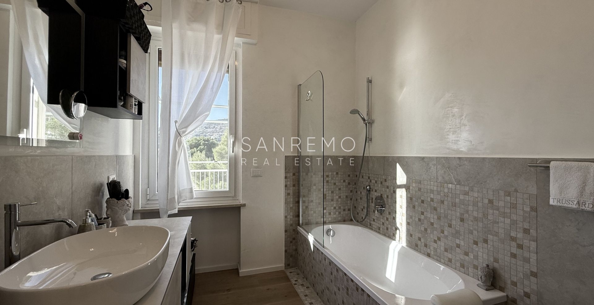 Attique avec une magnifique vue sur la mer, situé dans l’un des quartiers les plus prisés de la Riviera