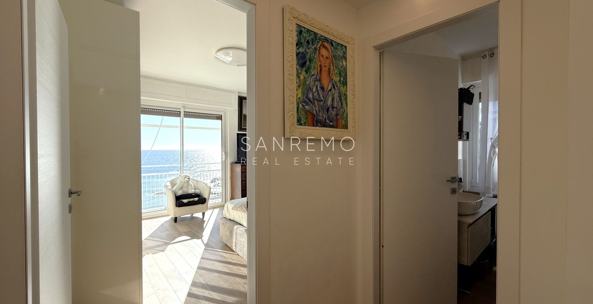 Attique avec une magnifique vue sur la mer, situé dans l’un des quartiers les plus prisés de la Riviera