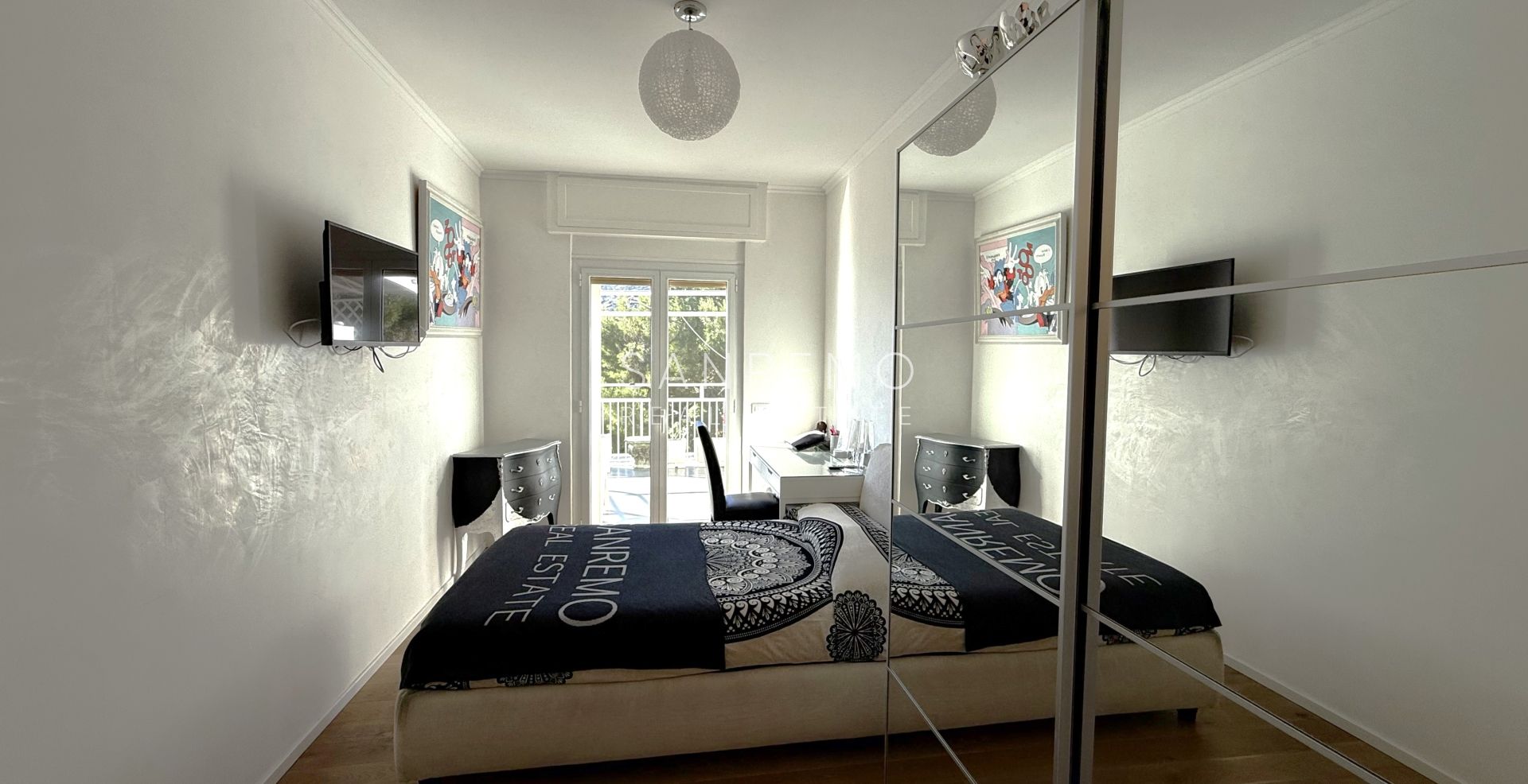 Attique avec une magnifique vue sur la mer, situé dans l’un des quartiers les plus prisés de la Riviera