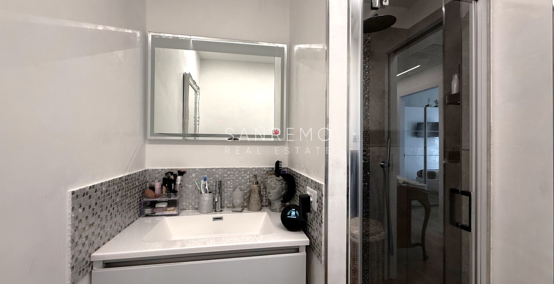 Attique avec une magnifique vue sur la mer, situé dans l’un des quartiers les plus prisés de la Riviera