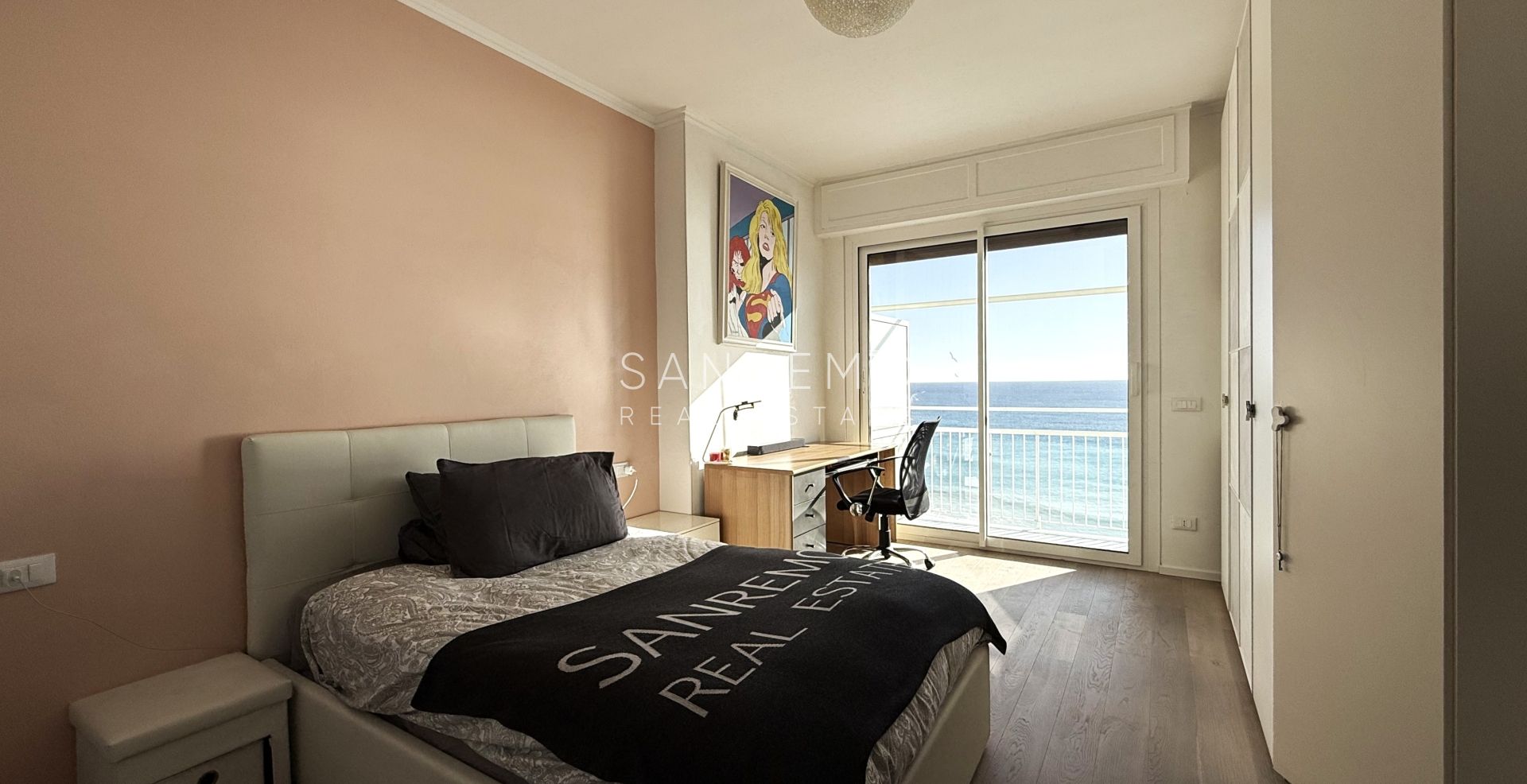 Attique avec une magnifique vue sur la mer, situé dans l’un des quartiers les plus prisés de la Riviera