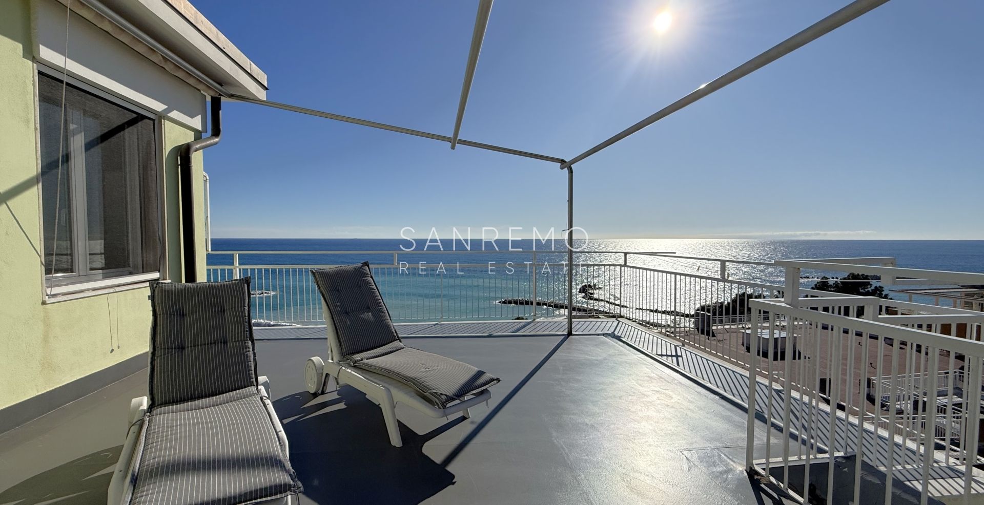 Attique avec une magnifique vue sur la mer, situé dans l’un des quartiers les plus prisés de la Riviera