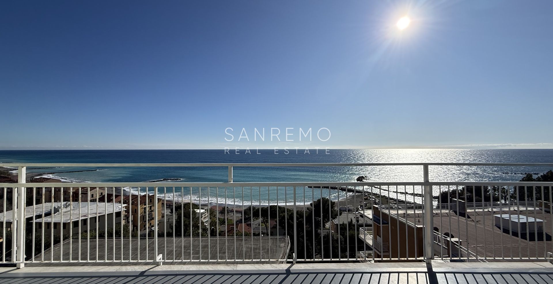 Attique avec une magnifique vue sur la mer, situé dans l’un des quartiers les plus prisés de la Riviera