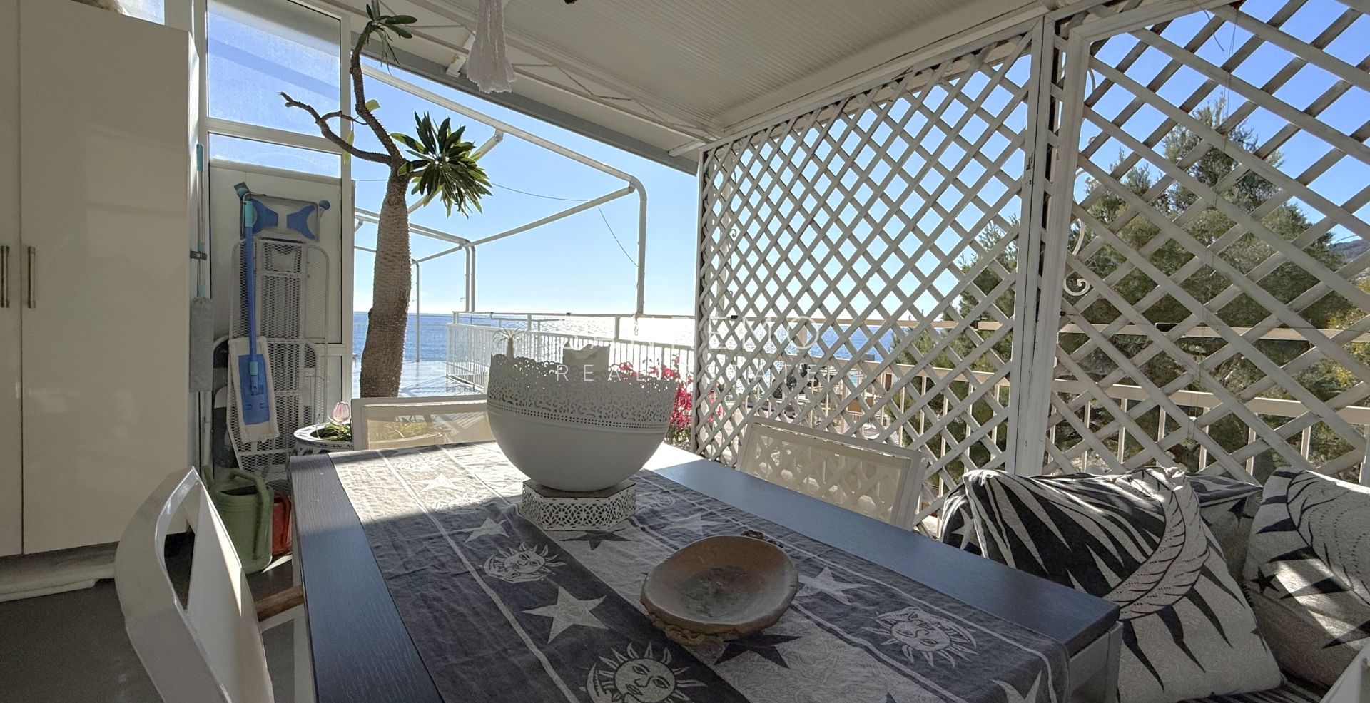 Attique avec une magnifique vue sur la mer, situé dans l’un des quartiers les plus prisés de la Riviera