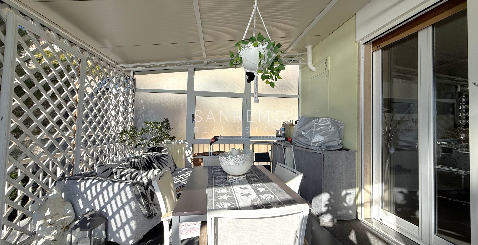 Attique avec une magnifique vue sur la mer, situé dans l’un des quartiers les plus prisés de la Riviera