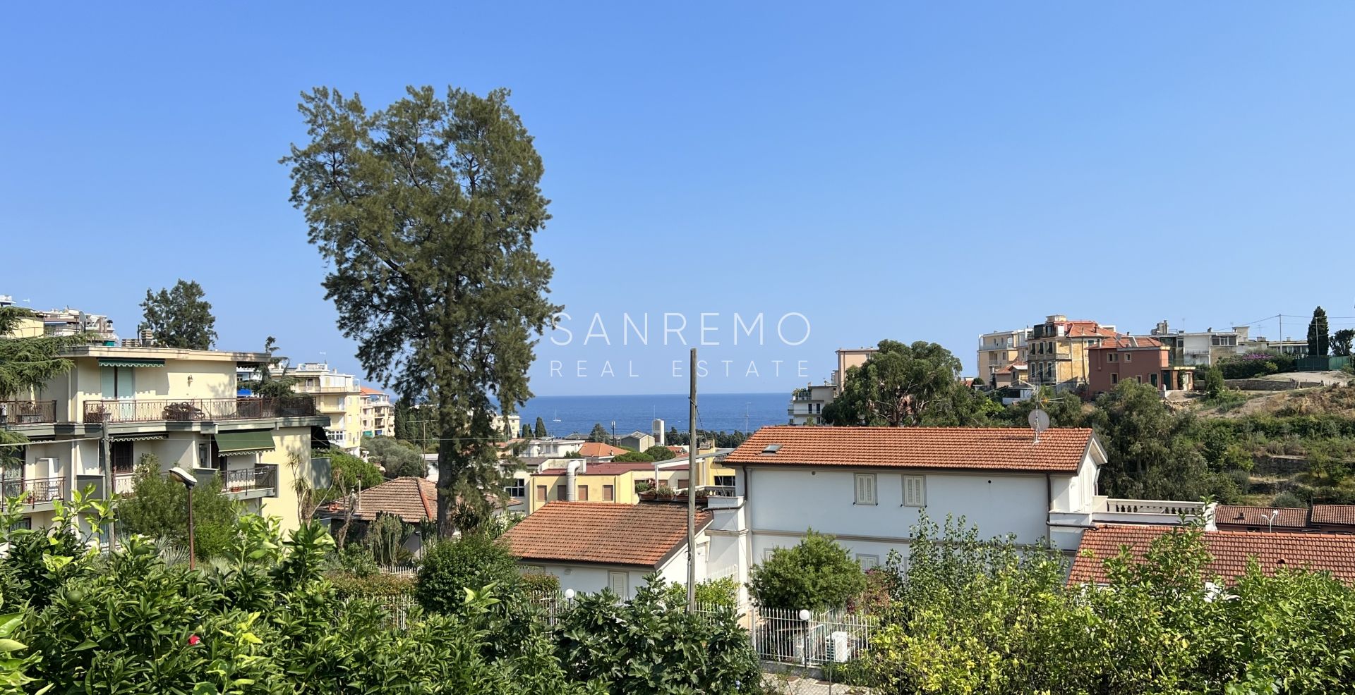 Maison individuelle avec vue dégagée sur la verdure, située dans un environnement calme et paisible.