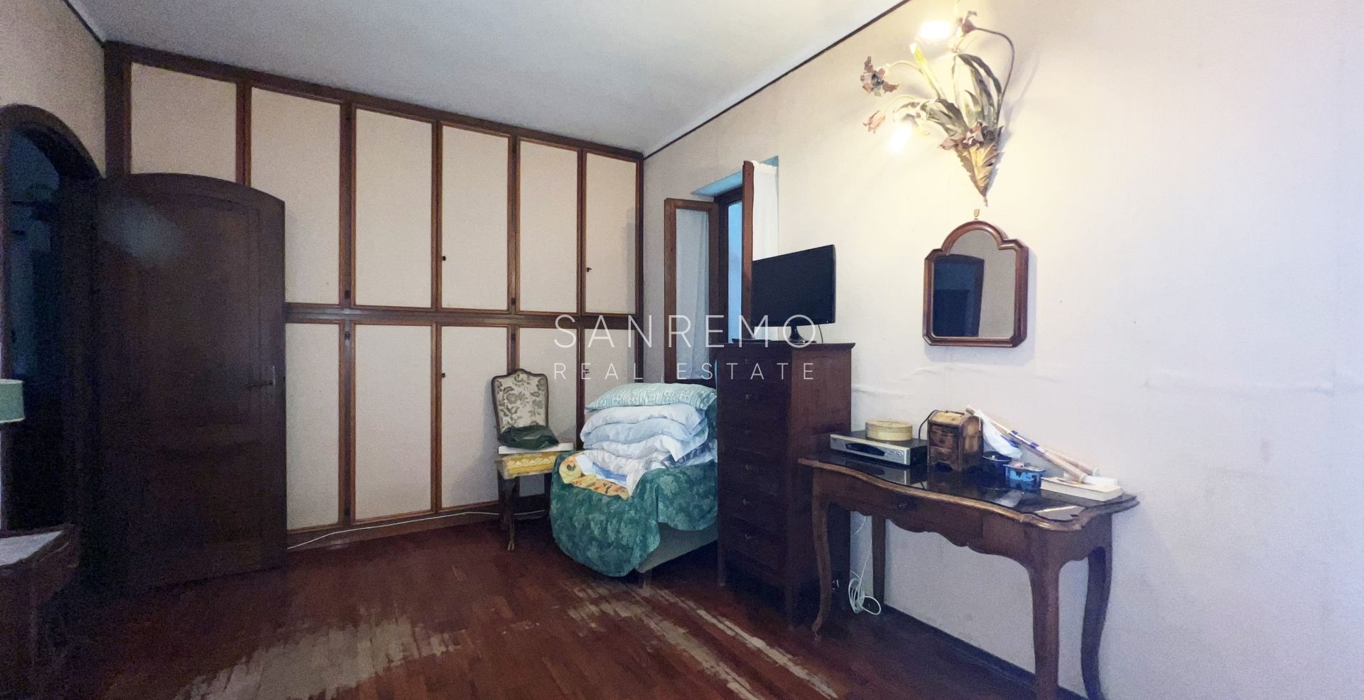 Maison individuelle avec vue dégagée sur la verdure, située dans un environnement calme et paisible.