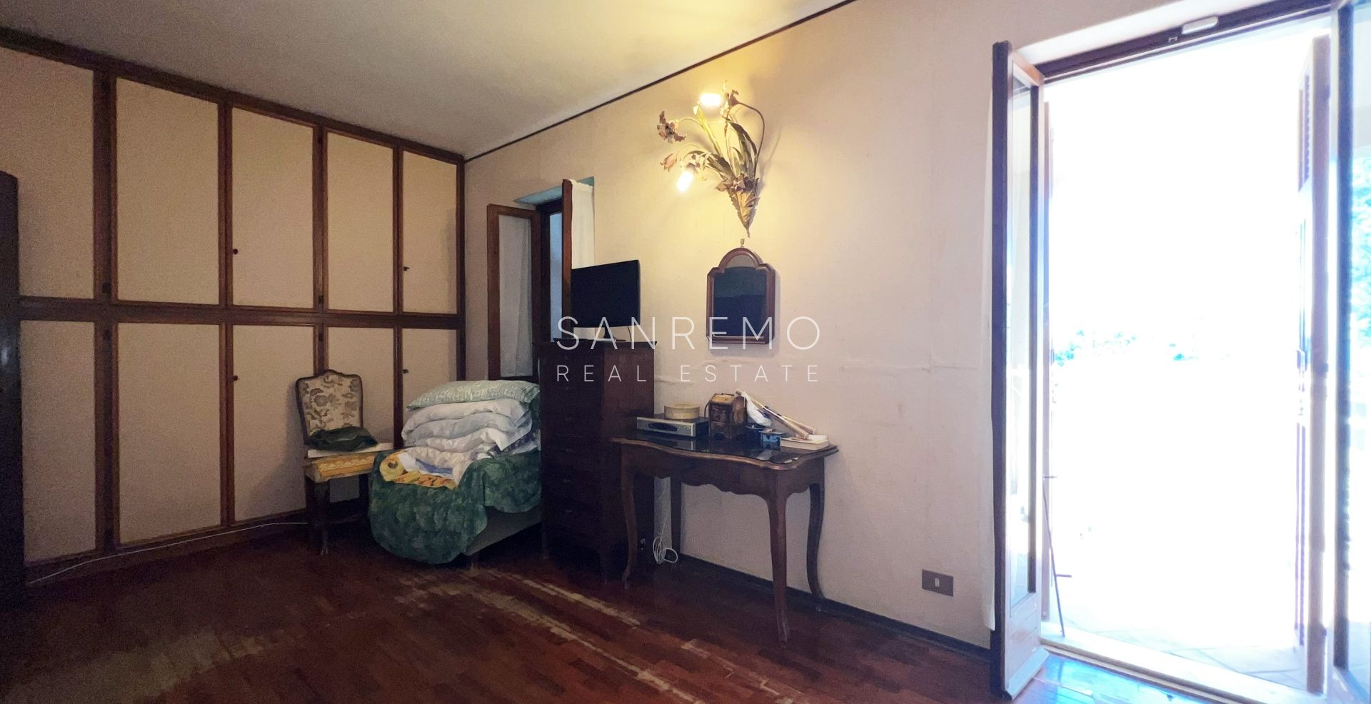 Maison individuelle avec vue dégagée sur la verdure, située dans un environnement calme et paisible.