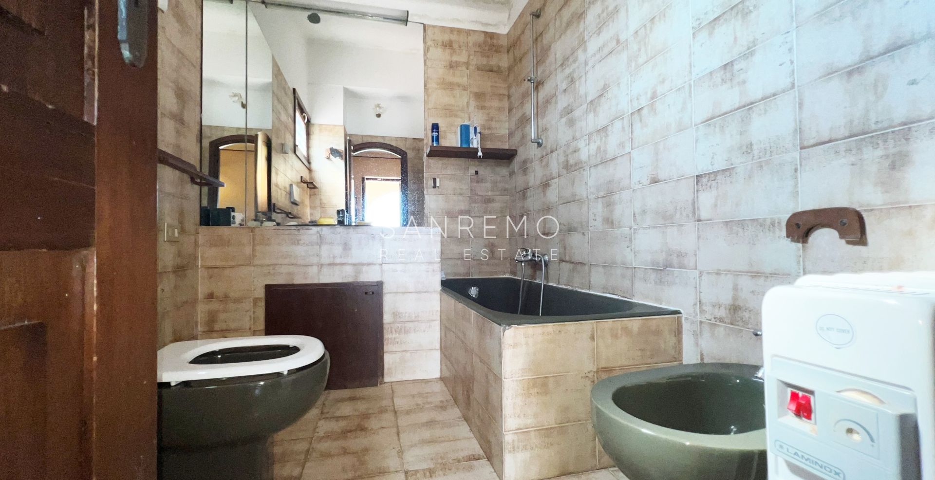 Maison individuelle avec vue dégagée sur la verdure, située dans un environnement calme et paisible.