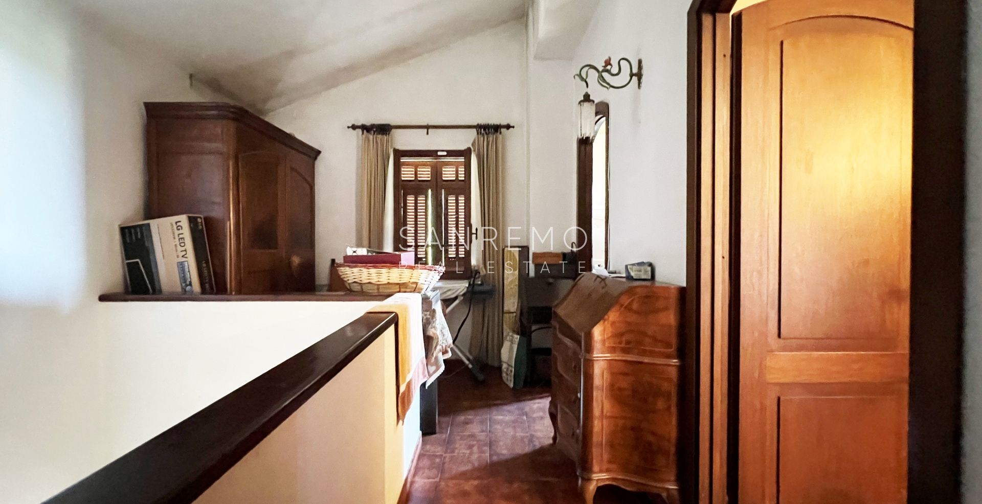 Maison individuelle avec vue dégagée sur la verdure, située dans un environnement calme et paisible.