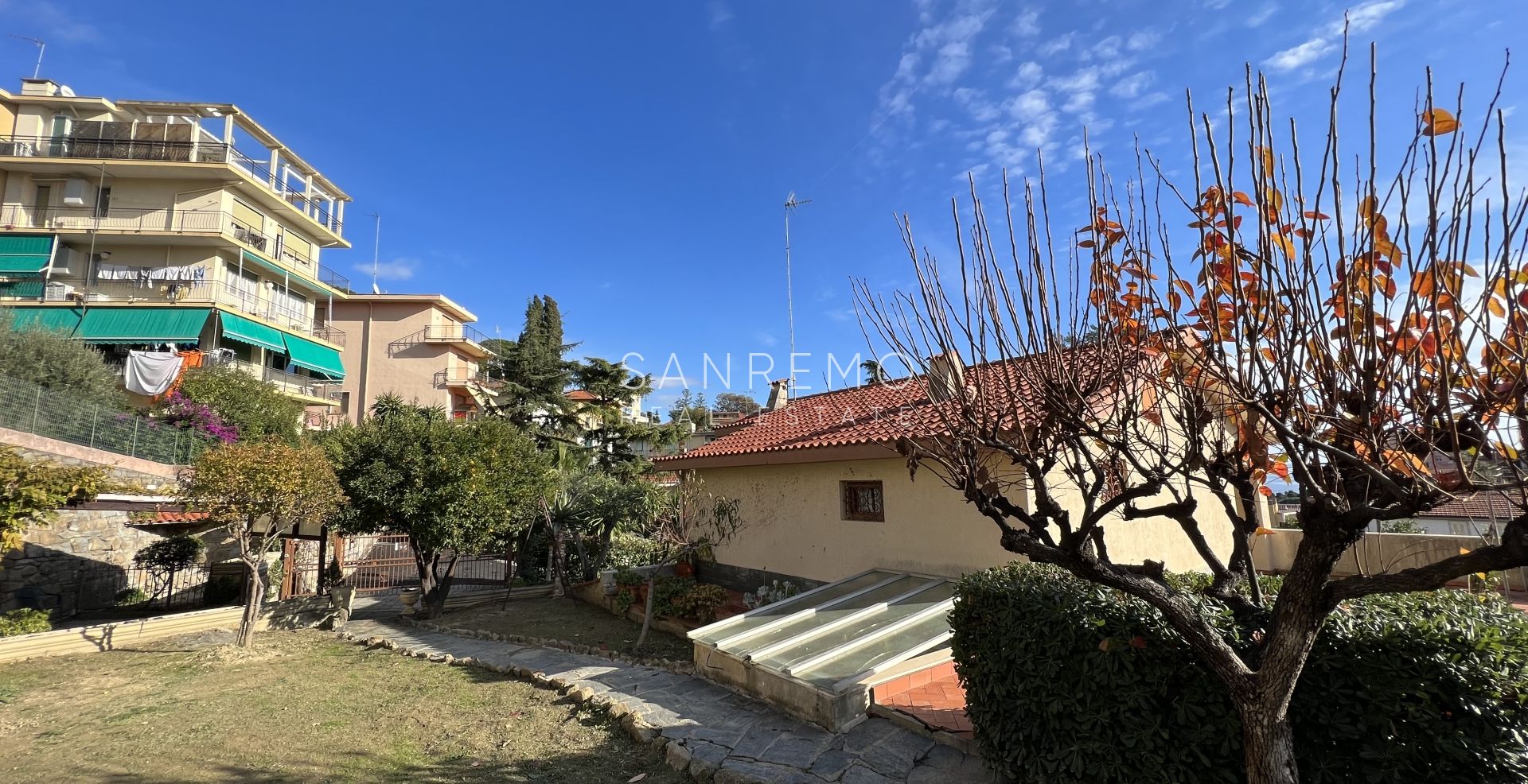 Maison individuelle avec vue dégagée sur la verdure, située dans un environnement calme et paisible.
