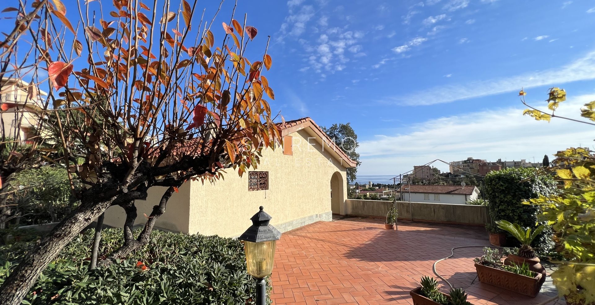 Maison individuelle avec vue dégagée sur la verdure, située dans un environnement calme et paisible.
