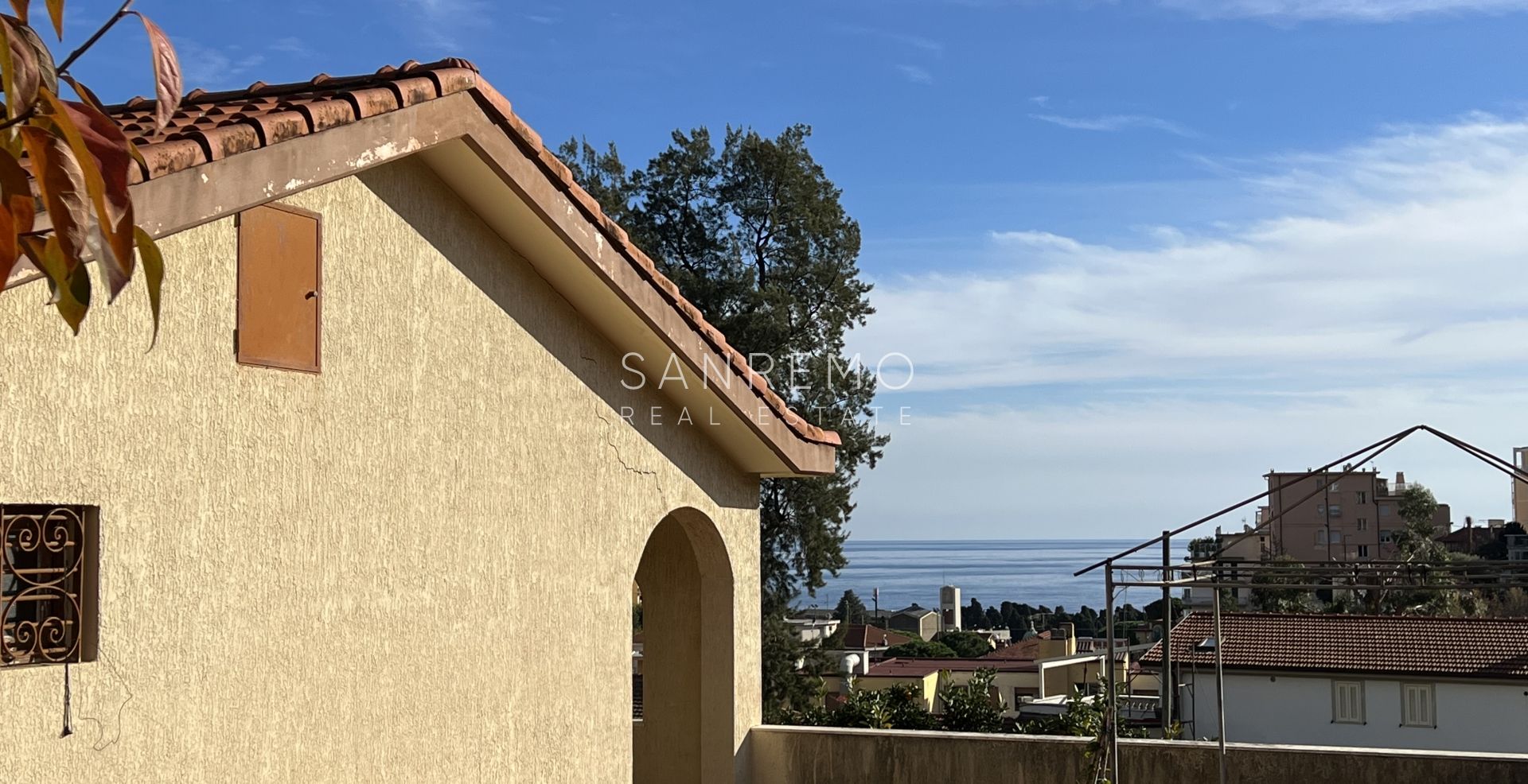 Maison individuelle avec vue dégagée sur la verdure, située dans un environnement calme et paisible.