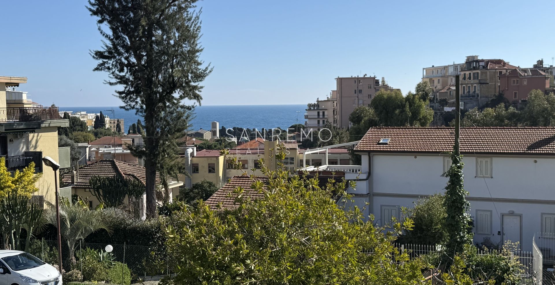 Maison individuelle avec vue dégagée sur la verdure, située dans un environnement calme et paisible.