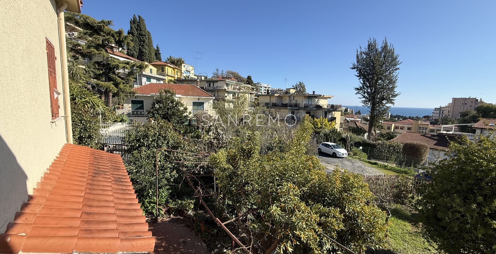 Maison individuelle avec vue dégagée sur la verdure, située dans un environnement calme et paisible.