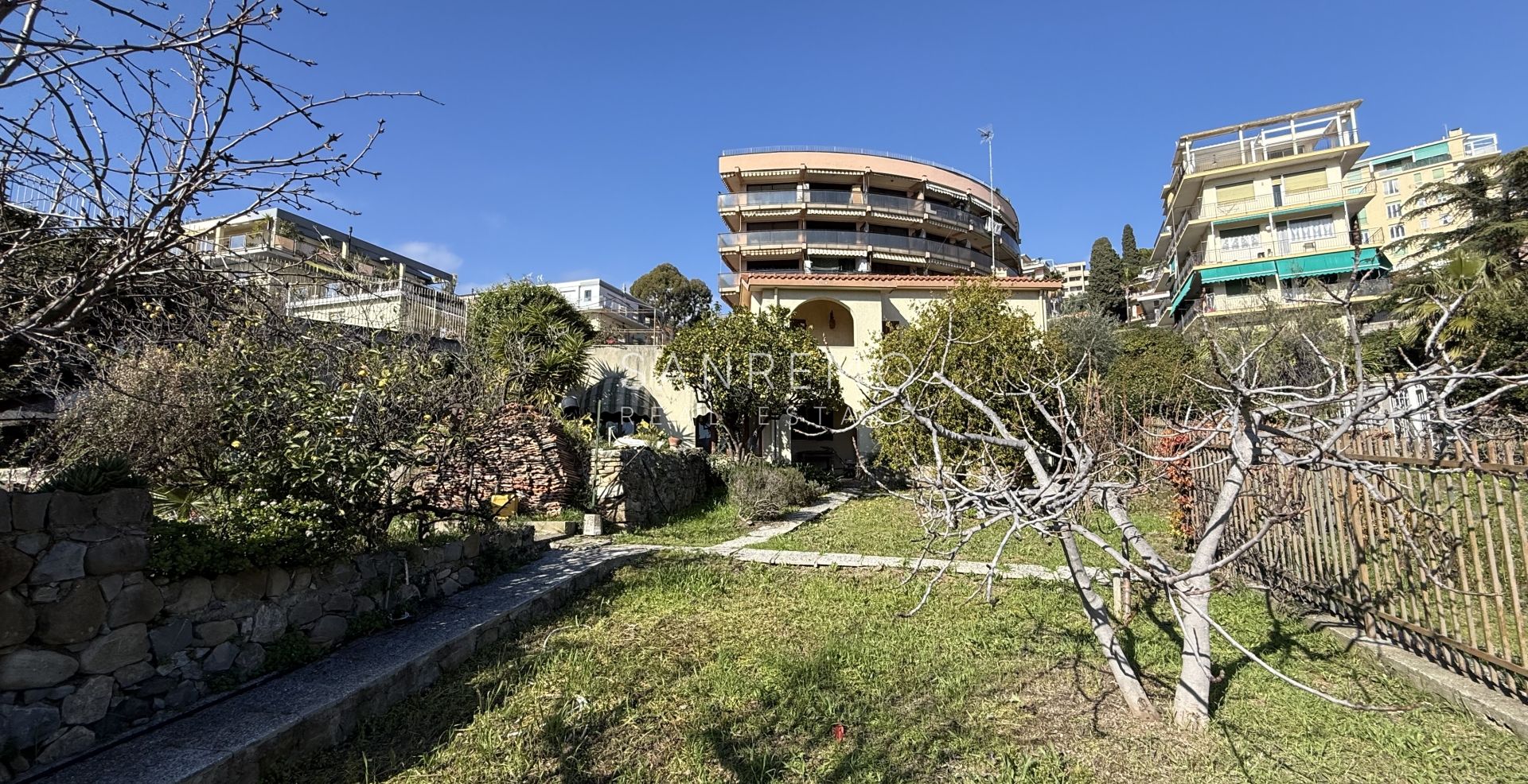 Maison individuelle avec vue dégagée sur la verdure, située dans un environnement calme et paisible.