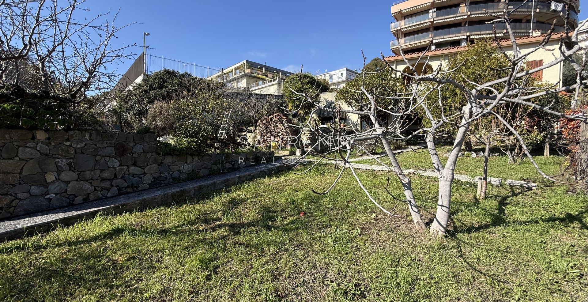 Maison individuelle avec vue dégagée sur la verdure, située dans un environnement calme et paisible.