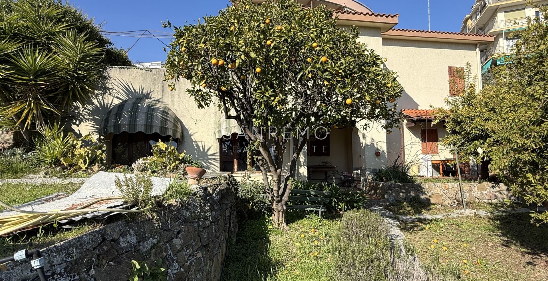 Maison individuelle avec vue dégagée sur la verdure, située dans un environnement calme et paisible.