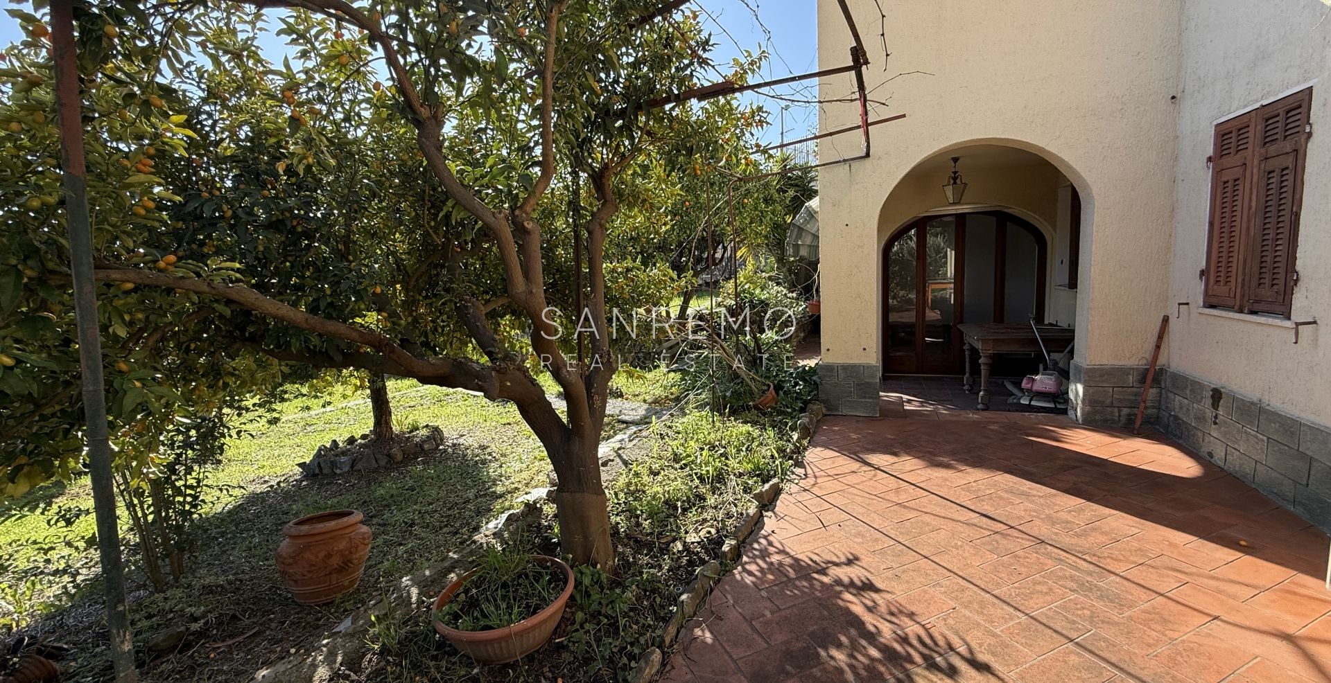 Maison individuelle avec vue dégagée sur la verdure, située dans un environnement calme et paisible.
