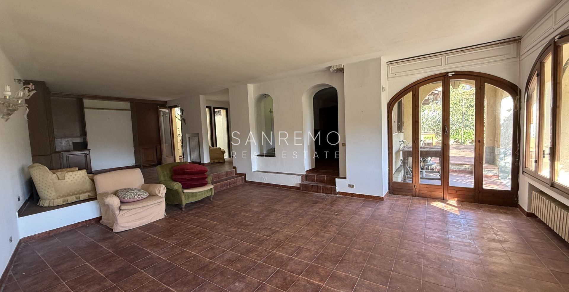Maison individuelle avec vue dégagée sur la verdure, située dans un environnement calme et paisible.