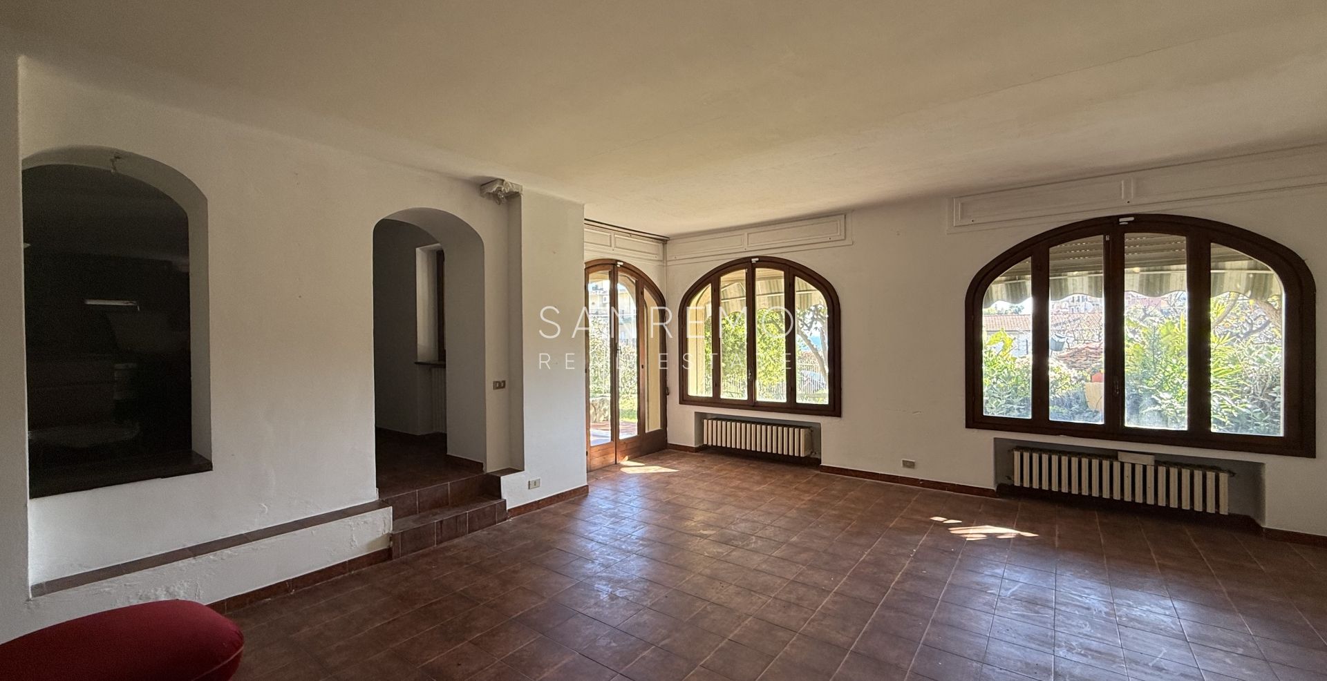 Maison individuelle avec vue dégagée sur la verdure, située dans un environnement calme et paisible.