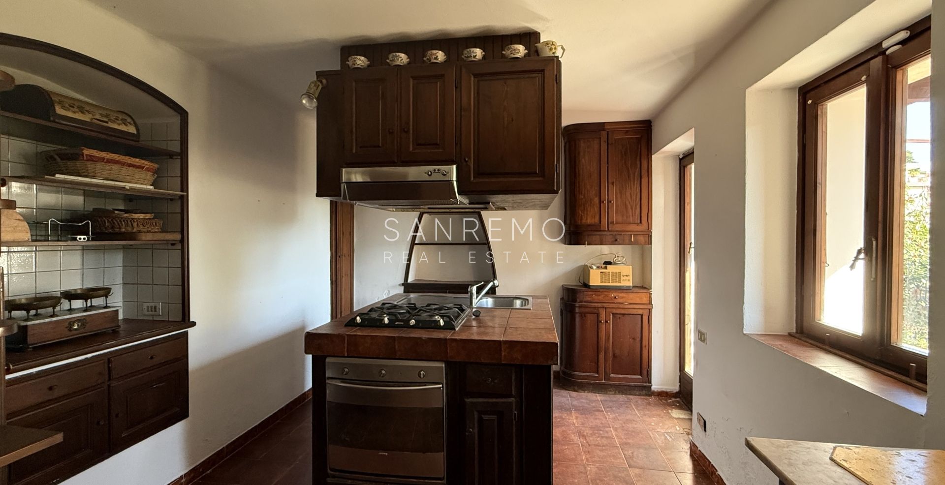 Maison individuelle avec vue dégagée sur la verdure, située dans un environnement calme et paisible.