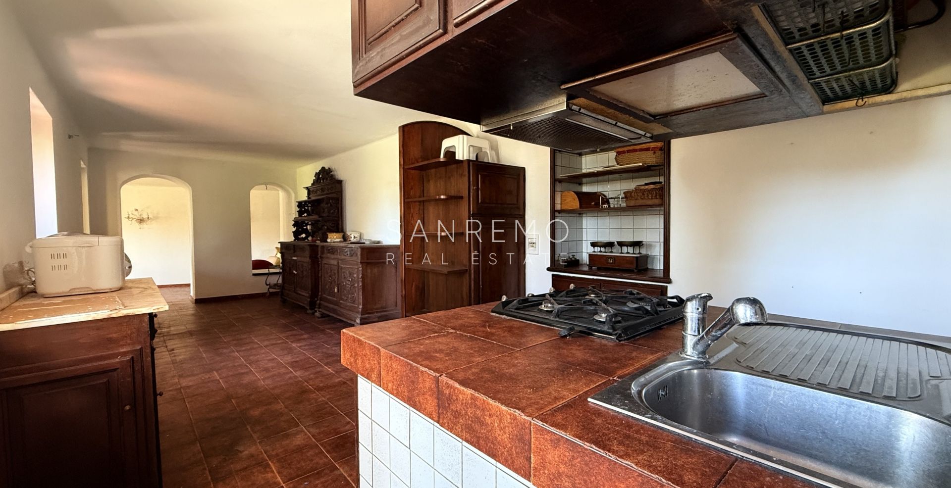 Maison individuelle avec vue dégagée sur la verdure, située dans un environnement calme et paisible.