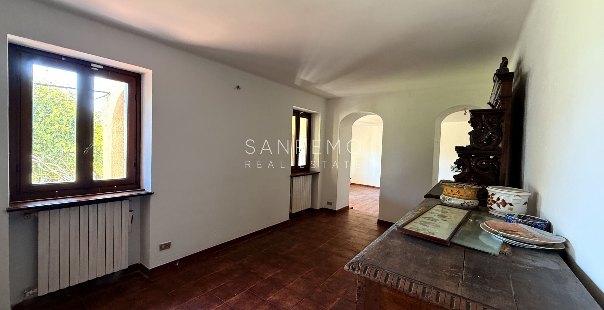 Maison individuelle avec vue dégagée sur la verdure, située dans un environnement calme et paisible.