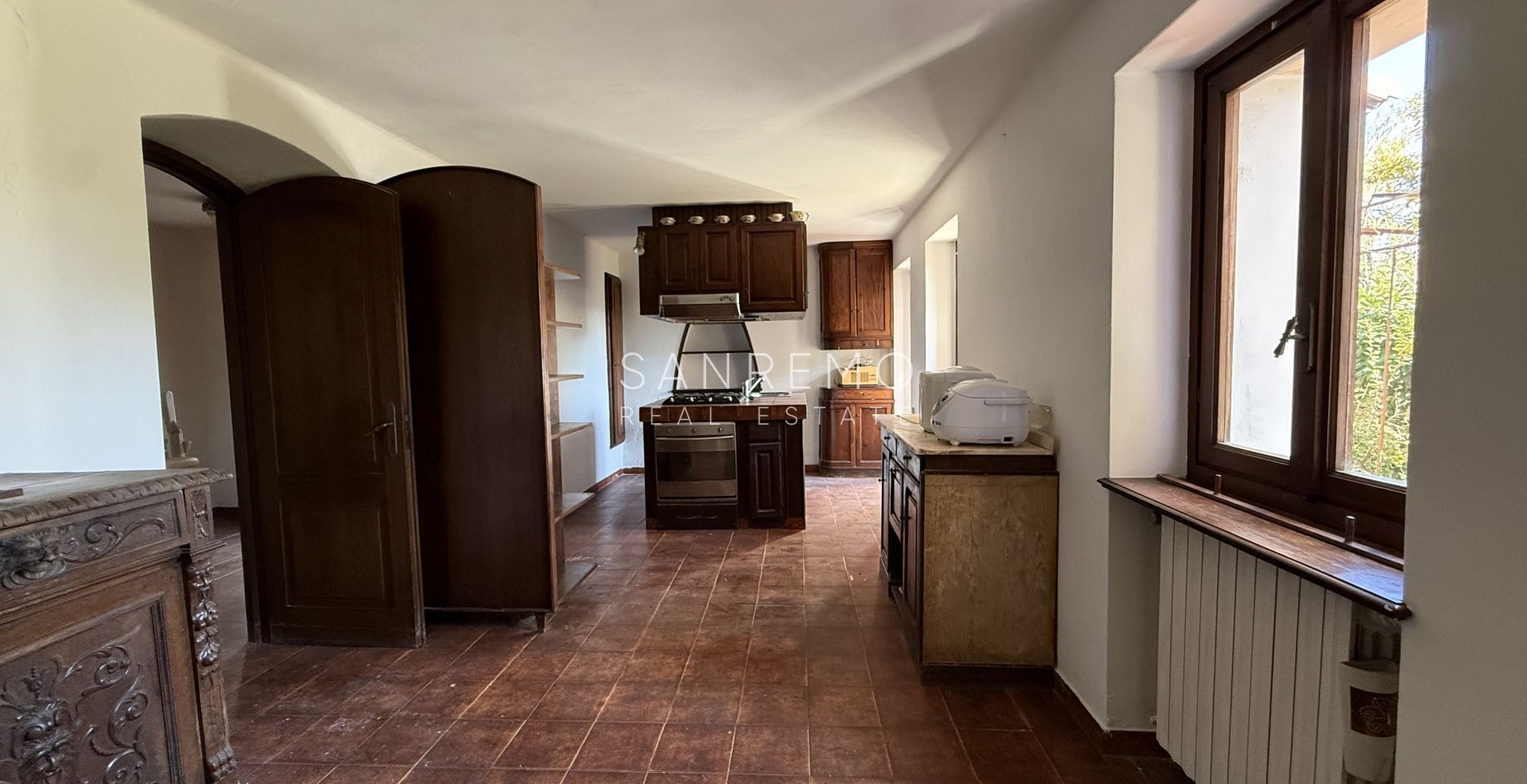 Maison individuelle avec vue dégagée sur la verdure, située dans un environnement calme et paisible.