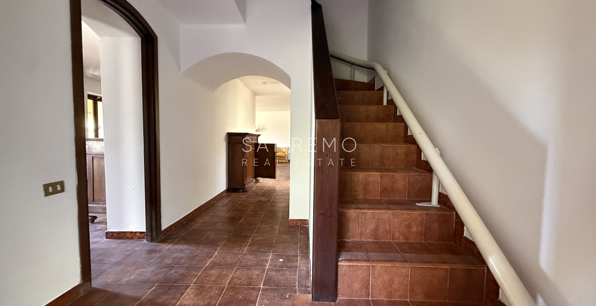 Maison individuelle avec vue dégagée sur la verdure, située dans un environnement calme et paisible.