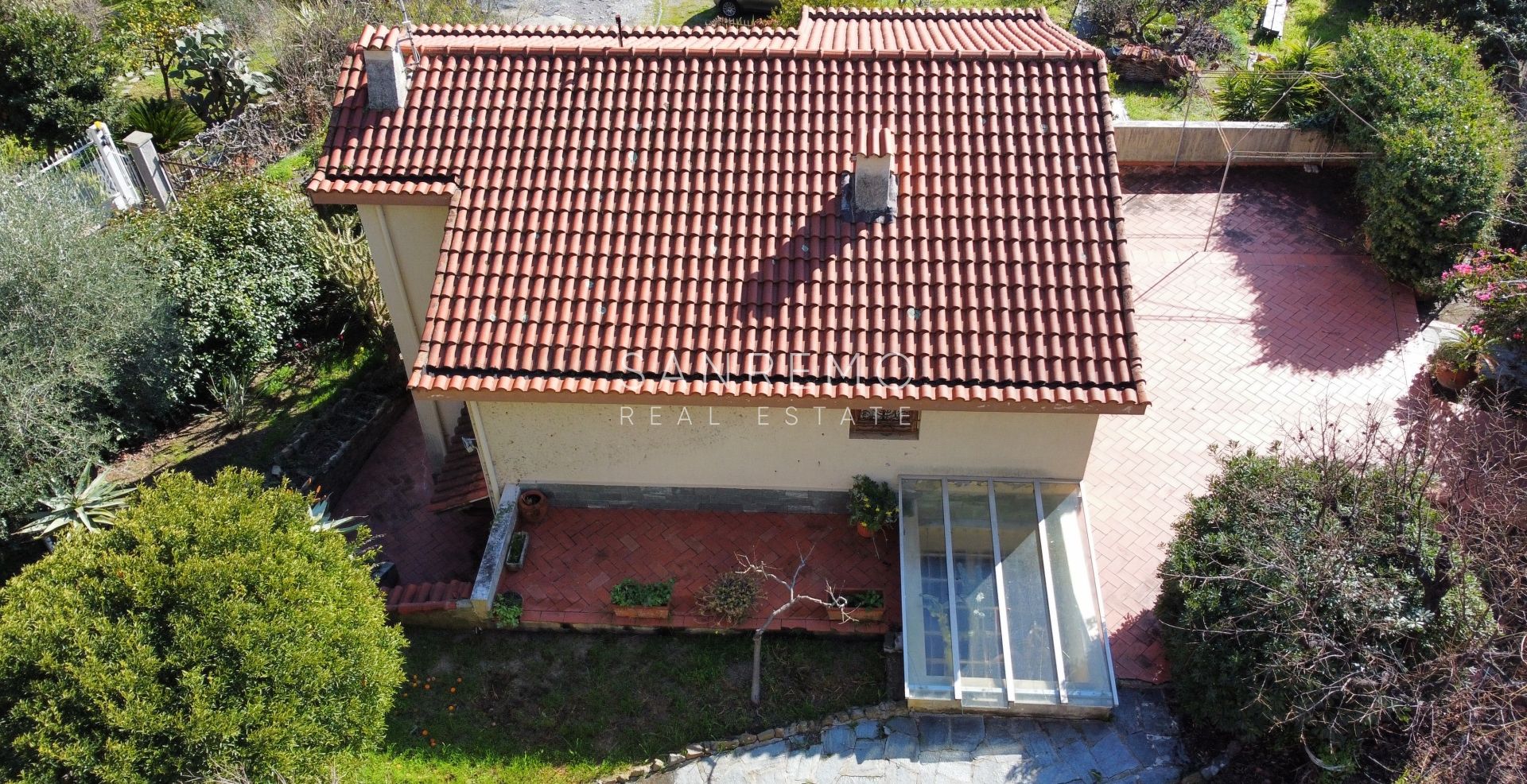 Maison individuelle avec vue dégagée sur la verdure, située dans un environnement calme et paisible.