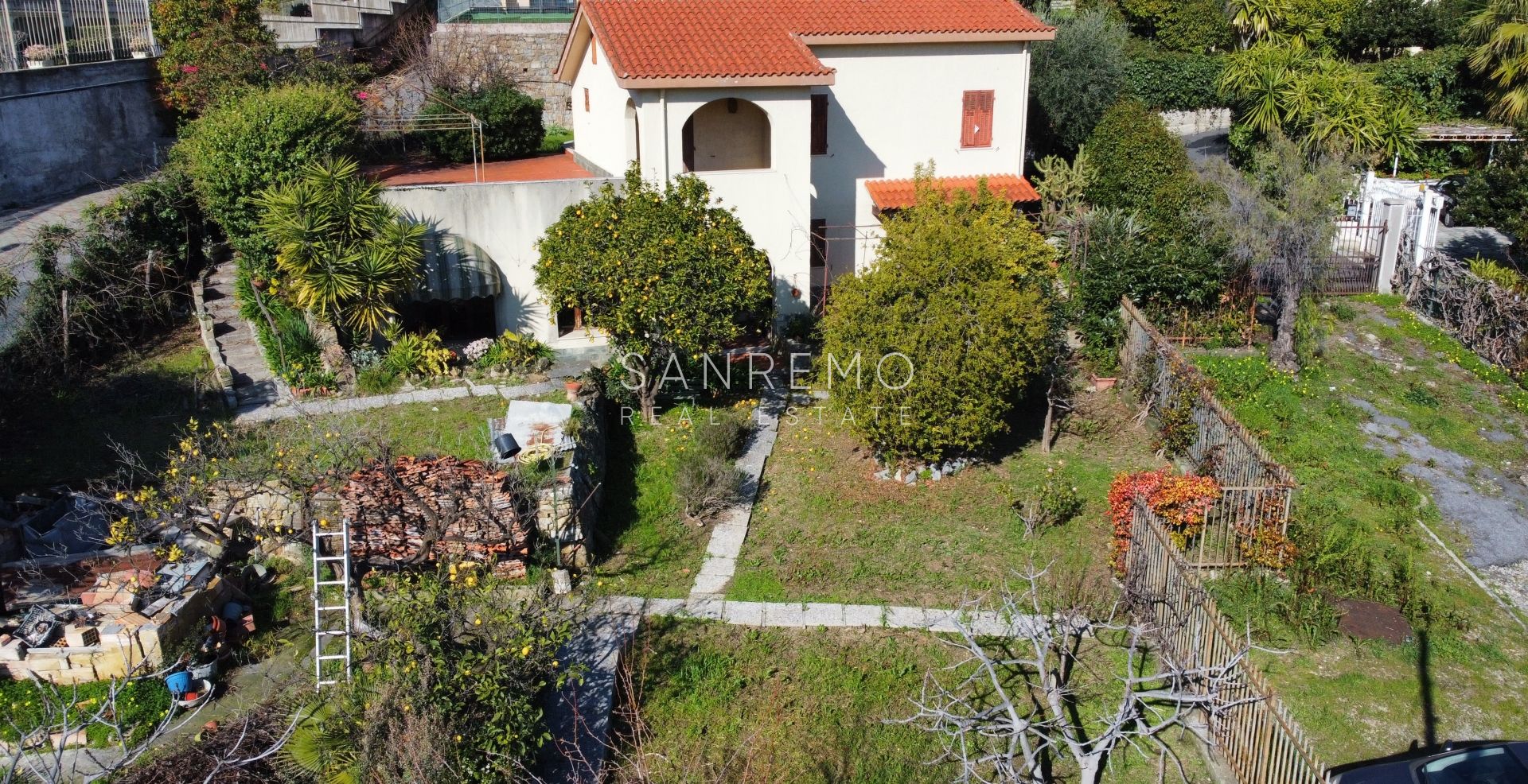 Maison individuelle avec vue dégagée sur la verdure, située dans un environnement calme et paisible.
