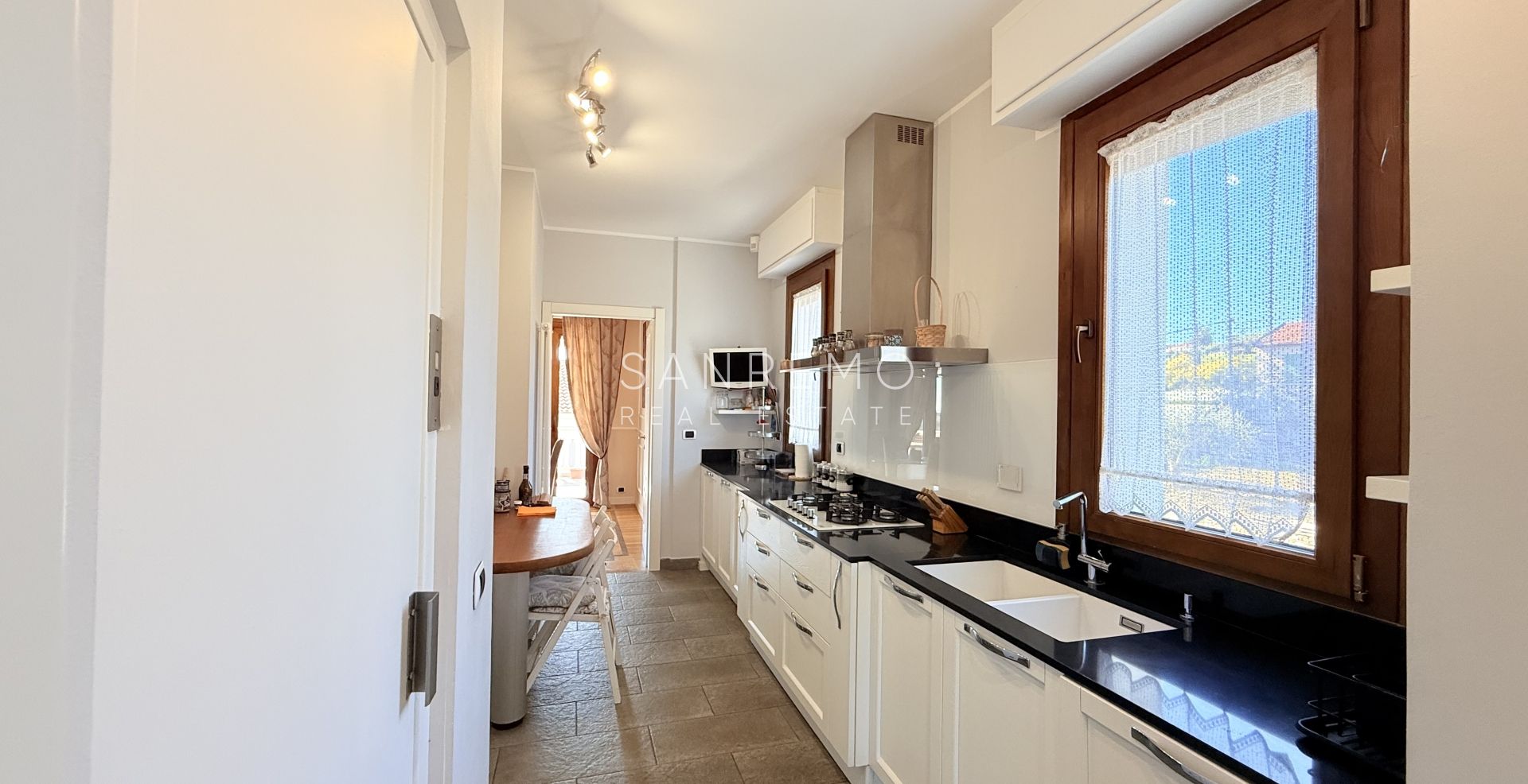 Attique et super attique avec piscine et vue panoramique sur la mer