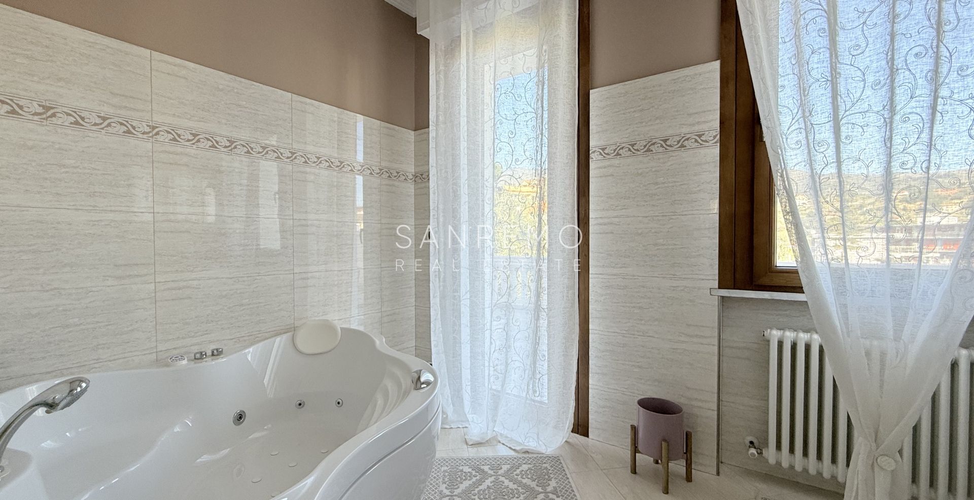 Attique et super attique avec piscine et vue panoramique sur la mer