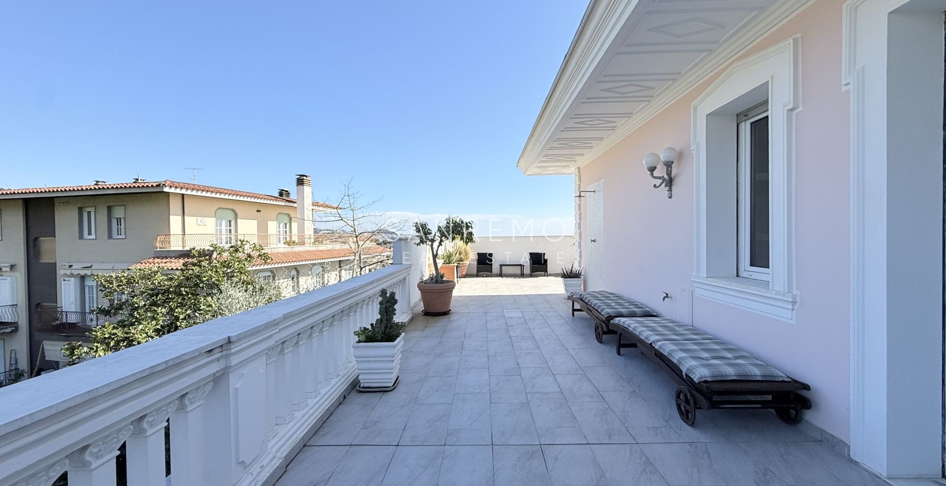 Attique et super attique avec piscine et vue panoramique sur la mer