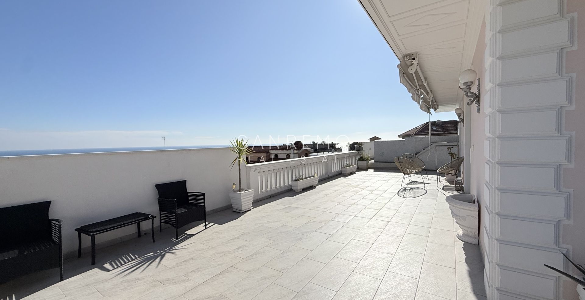 Attique et super attique avec piscine et vue panoramique sur la mer