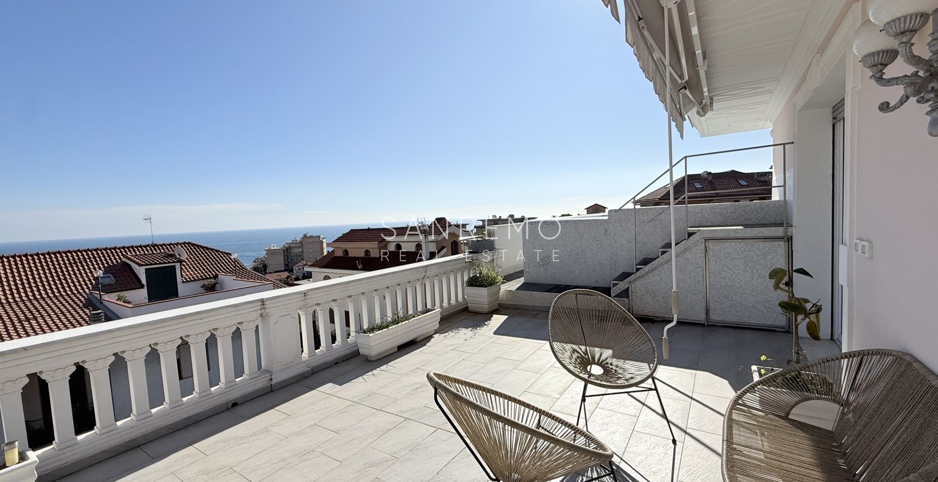 Attique et super attique avec piscine et vue panoramique sur la mer