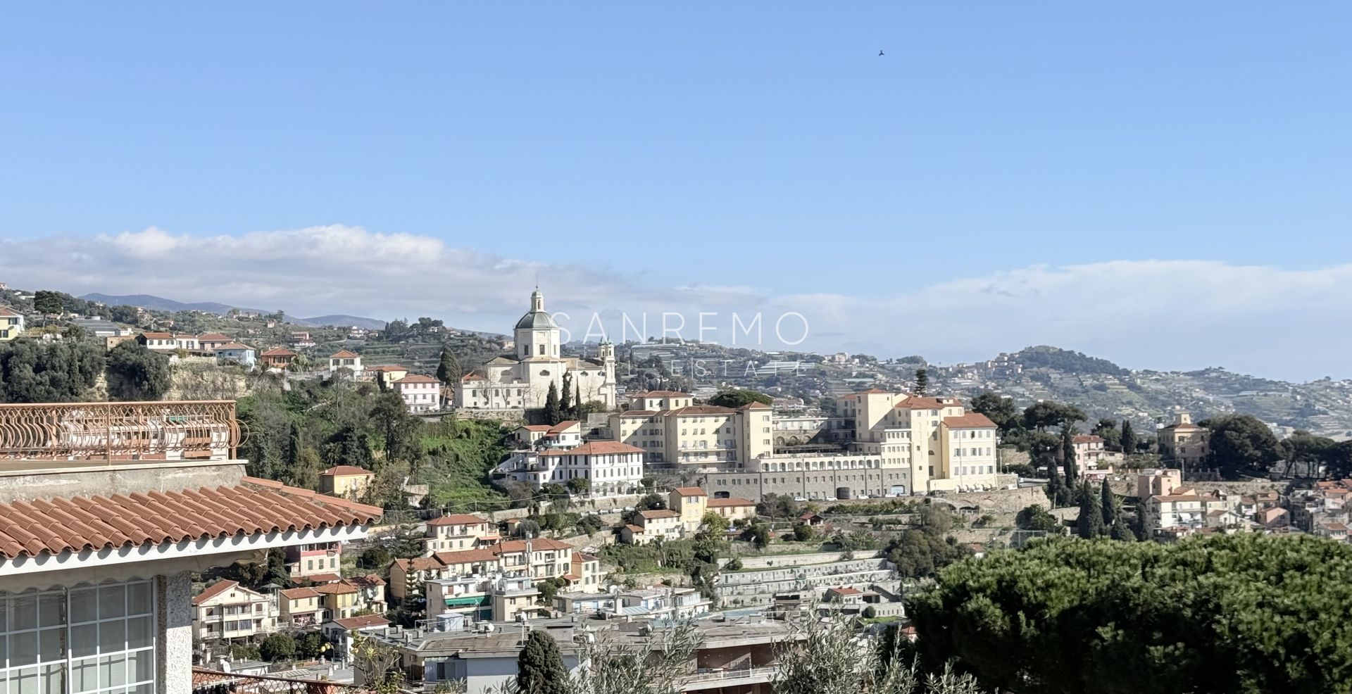 Attique et super attique avec piscine et vue panoramique sur la mer