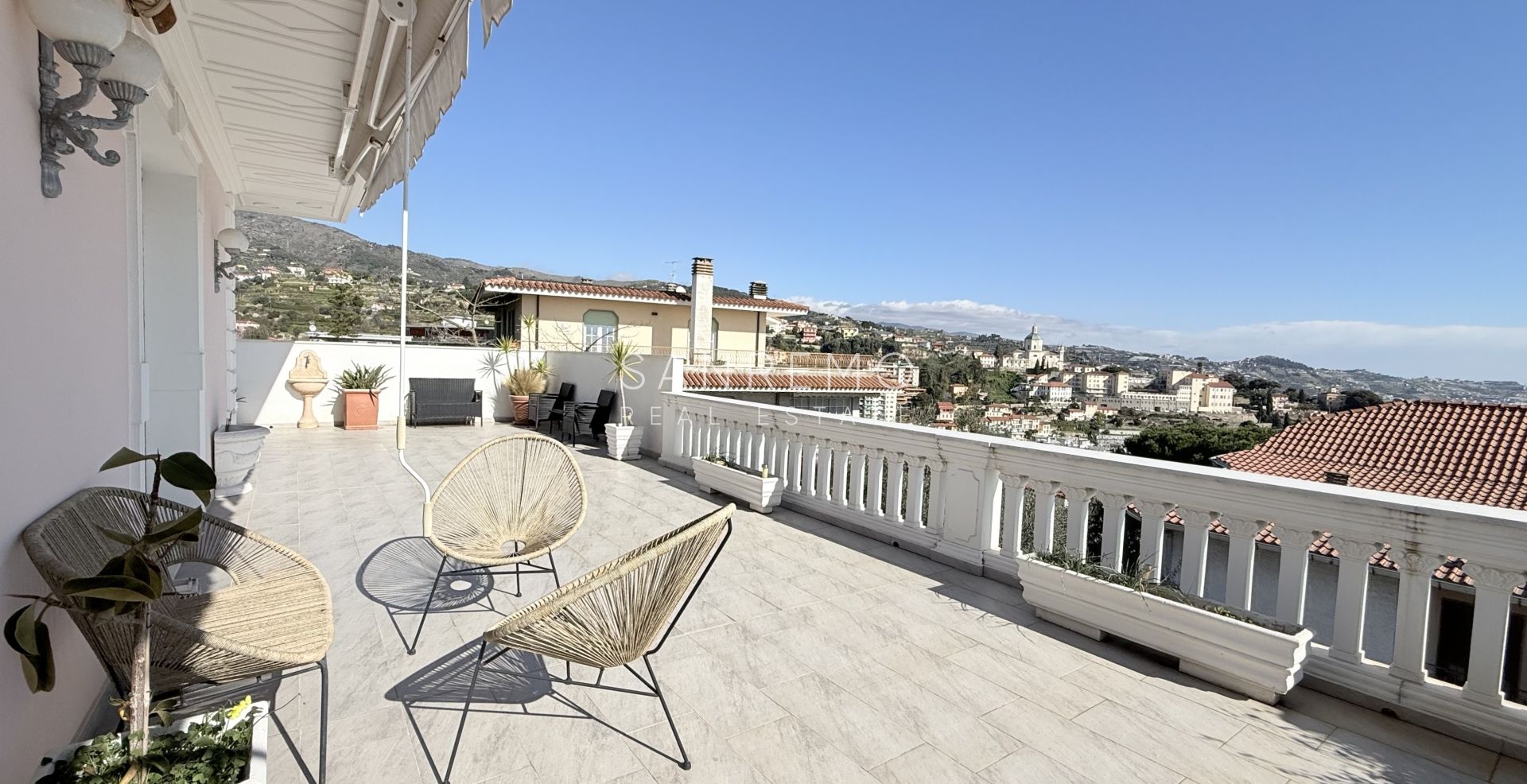 Attique et super attique avec piscine et vue panoramique sur la mer