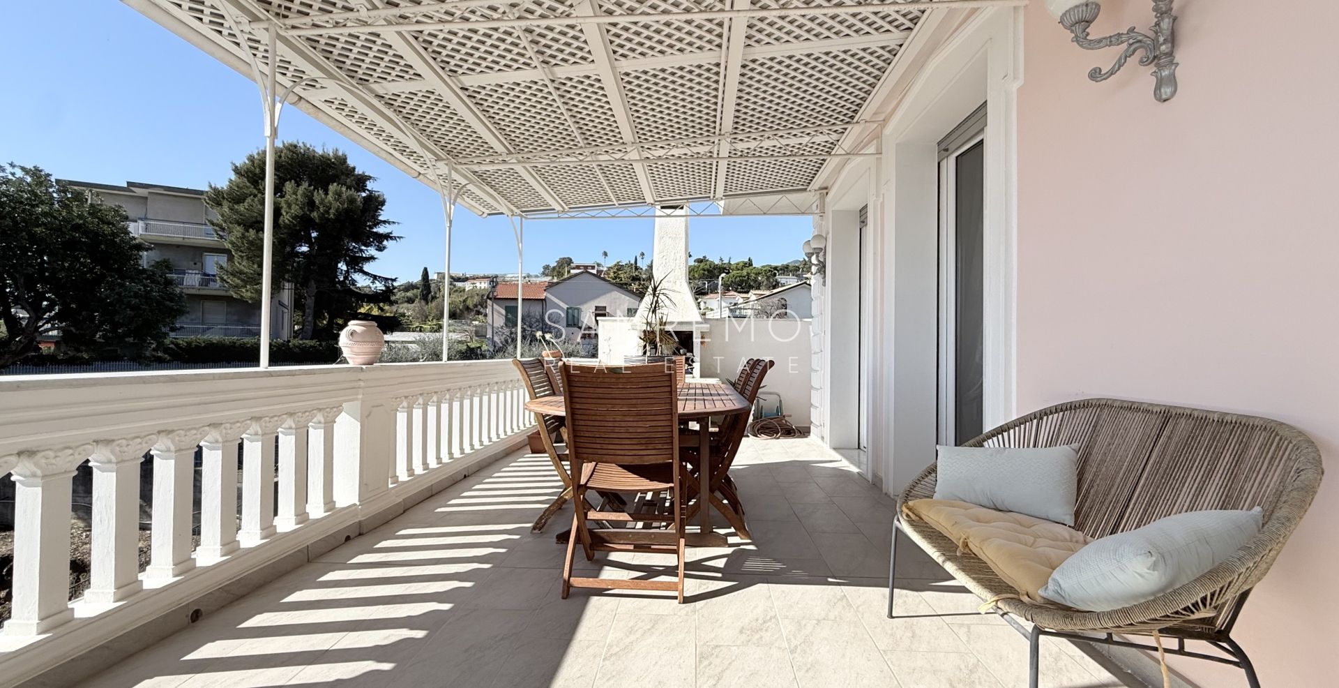 Attique et super attique avec piscine et vue panoramique sur la mer